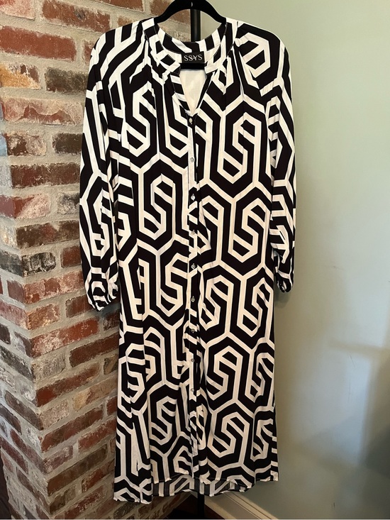 SSYS Dresses & Skirts - SSYS black and white geometric print button-front shirt midi dress | size small